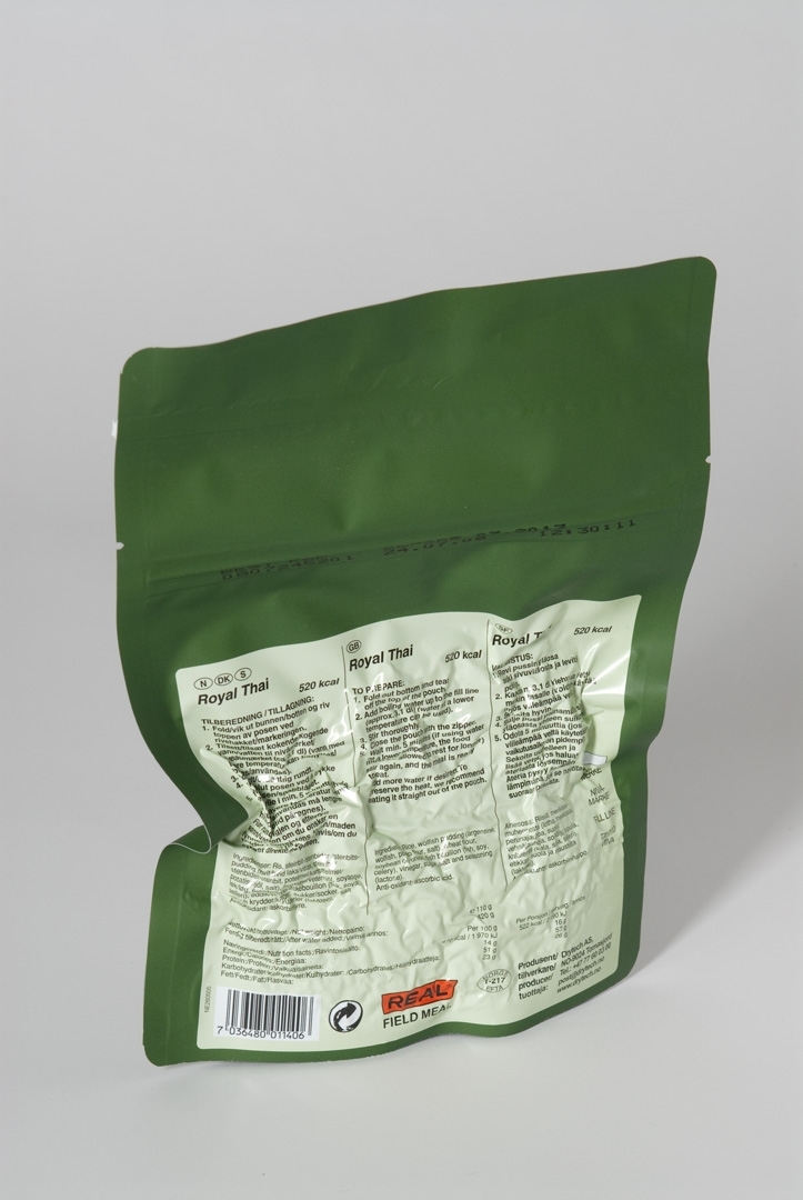 Frystorkad huvudrätt, så kallad grönpåse. Grön rektangulär vakumförpackad påse med ljusgrön etikett. På etiketten finns text på tre språk i svart med innehållsförteckning, anvisningar för hur rätten ska tillagas samt: "Royal Thai 520 kcal". Svart stämpel: "Best for / before 07 2013".