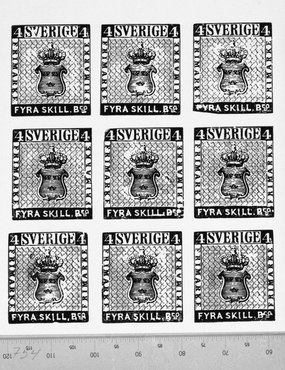 45 stycken skilling banco klichéer av bly, förkopprade.

3 skilling banco, 9 st
4 skilling banco, 9 st
6 skilling banco, 9 st
8 skilling banco, 9 st
24 skilling banco, 9 st

Varje set är ombundet med snöre.