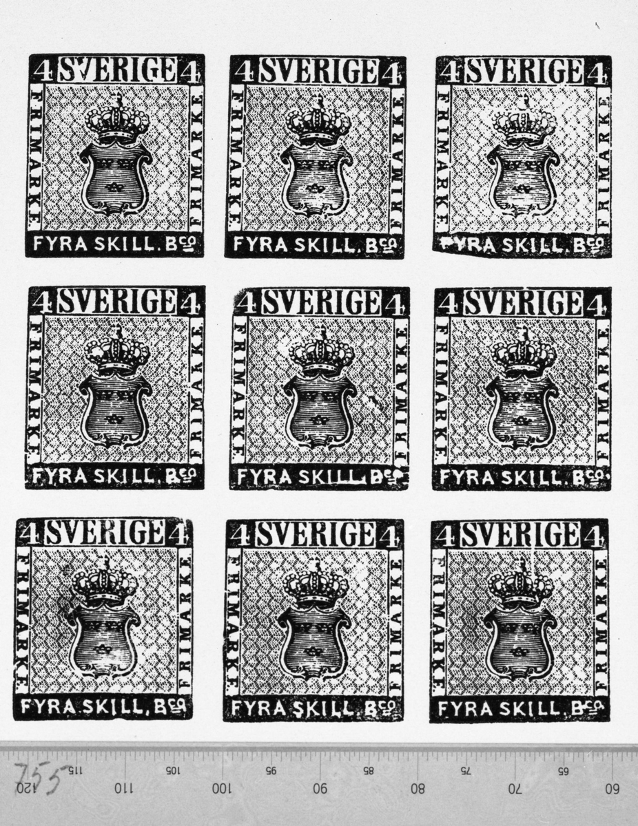 45 stycken skilling banco klichéer av bly, förkopprade.

3 skilling banco, 9 st
4 skilling banco, 9 st
6 skilling banco, 9 st
8 skilling banco, 9 st
24 skilling banco, 9 st

Varje set är ombundet med snöre.