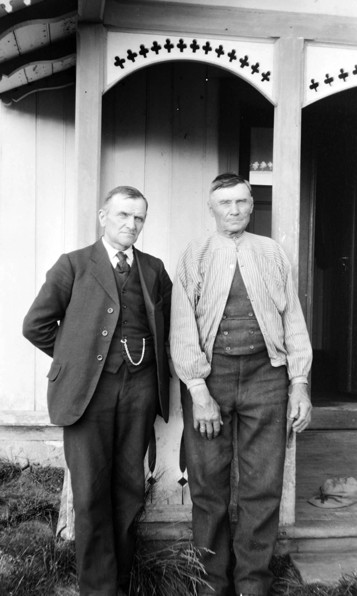 På bildet ser vi brødrene Gudbrand Riseng og Herman Riseng.  Løten.