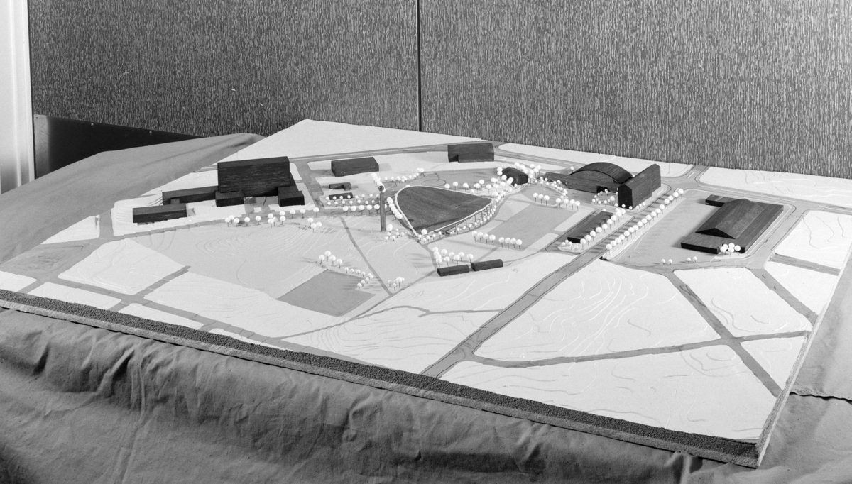 Hamar, Utstillingsplassen, arkitektmodell av arkitekt Thor-Arne Karlsrud, forslag om bygging ny ishall ved disponent Per Bakke "Hamar Amfi" og et nytt varehus i Vangvegen (Senere CC), Hamarhallen, bygninger langs Vangsvegen,