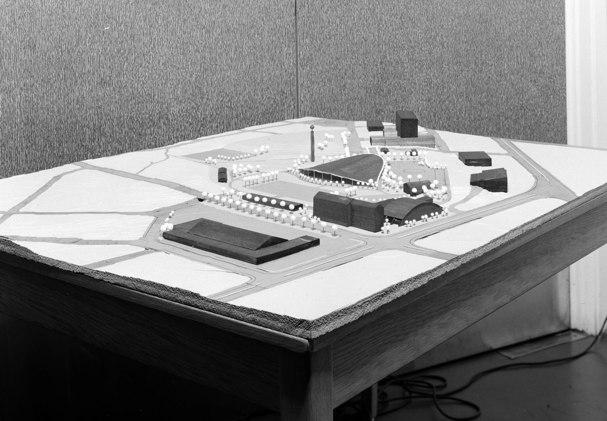 Hamar, Utstillingsplassen, arkitektmodell av arkitekt Thor-Arne Karlsrud, forslag om bygging ny ishall ved disponent Per Bakke "Hamar Amfi" og et nytt varehus i Vangvegen (Senere CC), Hamarhallen, bygninger langs Vangsvegen,