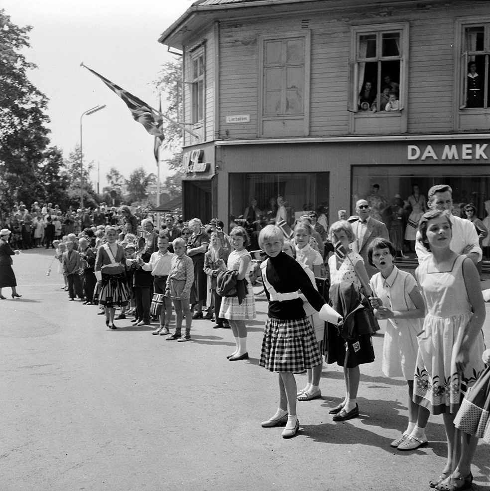 Signingsreisen 16.06.1958, Stortorget, Hamar, skolebarn, norske flagg, 