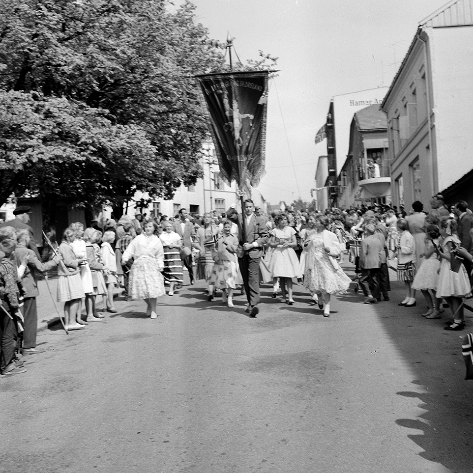 Hamar kommune, Signingsreisen 16.06.1958, tog med skolebarn, norske flagg, Seminargata, skolefane, 