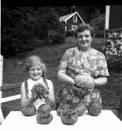 Elsa Svensson och dottern Margareta år 1963