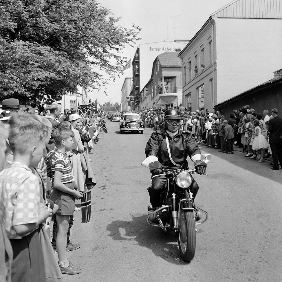 Signingsreisen 16.06.1958, Kong Olav V og prinsesse Astrid, Seminargata, politi på motorsykkel, skolebarn, Hamar.
