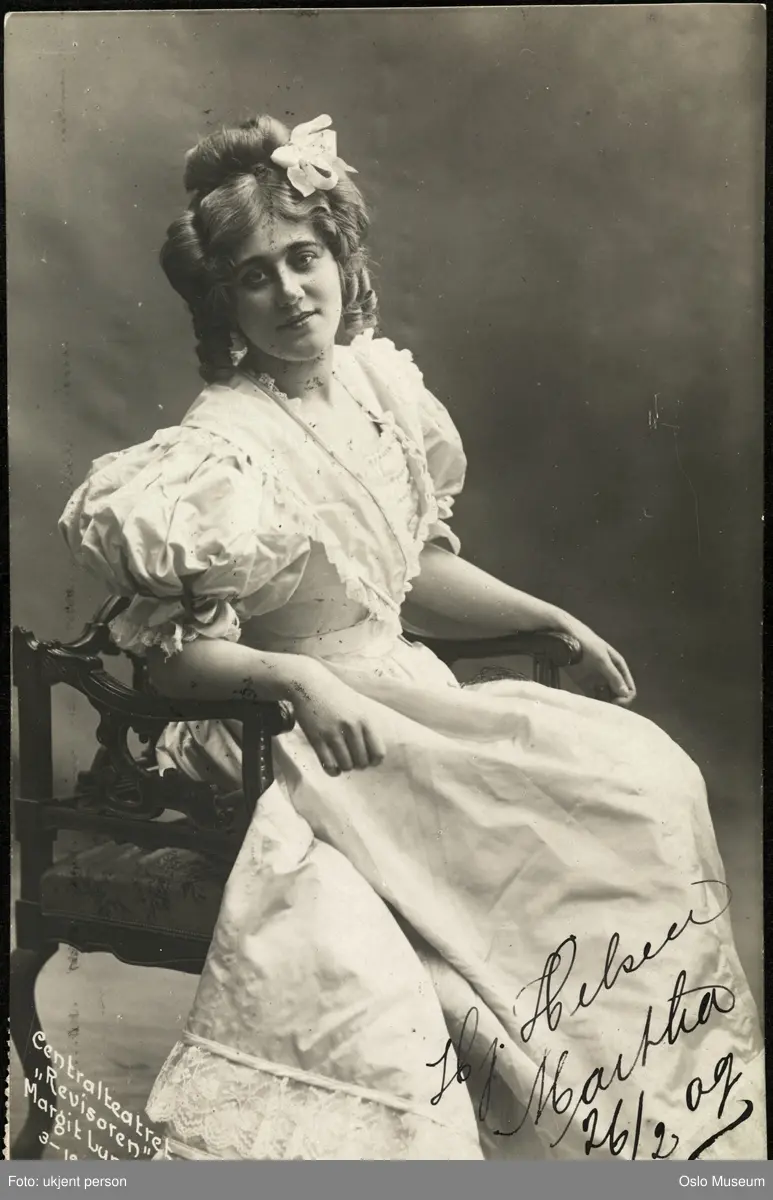 portrett, kvinne, skuespillerinne, rollebilde, "Revisoren" på Centralteatret, sittende helfigur, kostyme