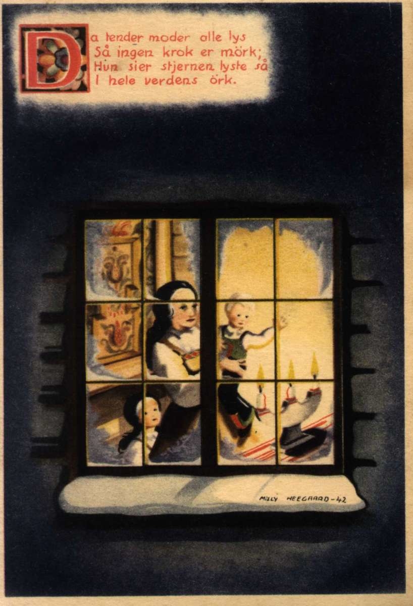 Julekort. Jule- og nyttårshilsen. Tekst av verset: "Da tender moder alle lys". Gjennom vinduet ses mor med to barn. Alle pyntet til fest. Illustrert av Milly Heegard.