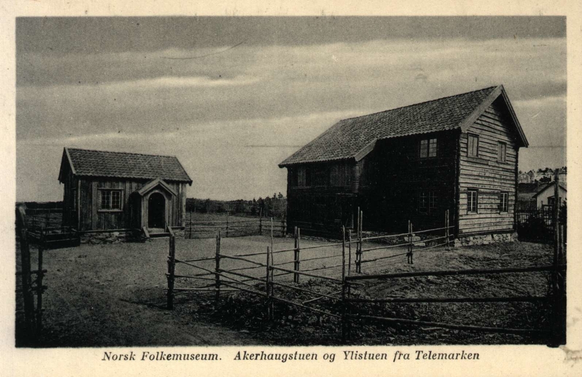 Postkort. Akerhaugstuen og Ylistuen fra Telemark. Telemarkstunet, NF.