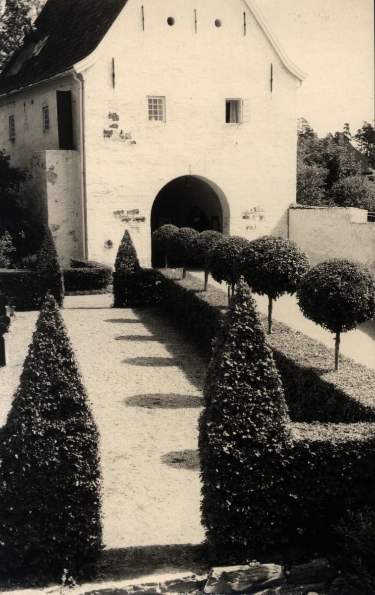 Postkort.  Museumsbygning, eksteriør med hageanlegg. Bruksbygninger, NF.