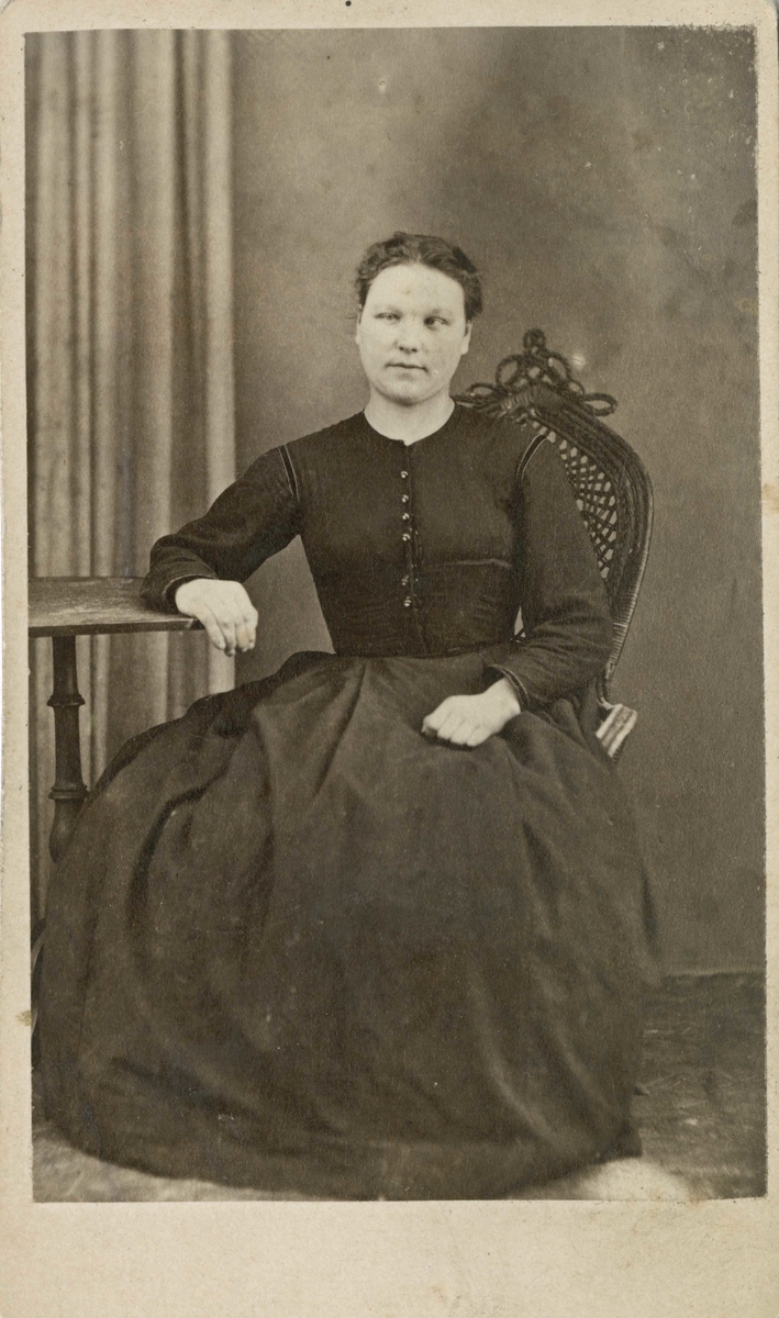 Fangeportrett. Johanne Nilsdatter, Christiania, arrestert i Drammen i 1869, innsatt i distriktsfengslet i Hokksund for prostitusjon.
