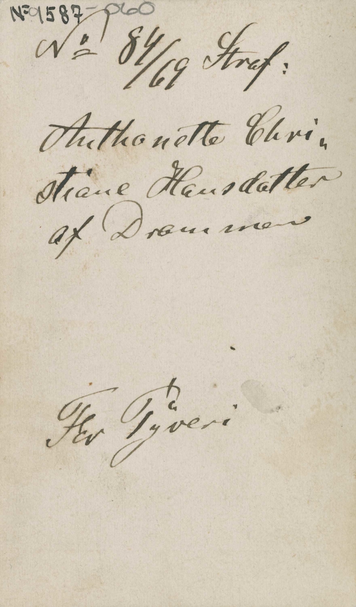 Fangeportrett. Anthonette Christiane Hansdatter, fra Drammen, arrestert i 1869, innsatt i distriktsfengslet i Hokksund for tyveri av et par støvler og et par kalosjer.