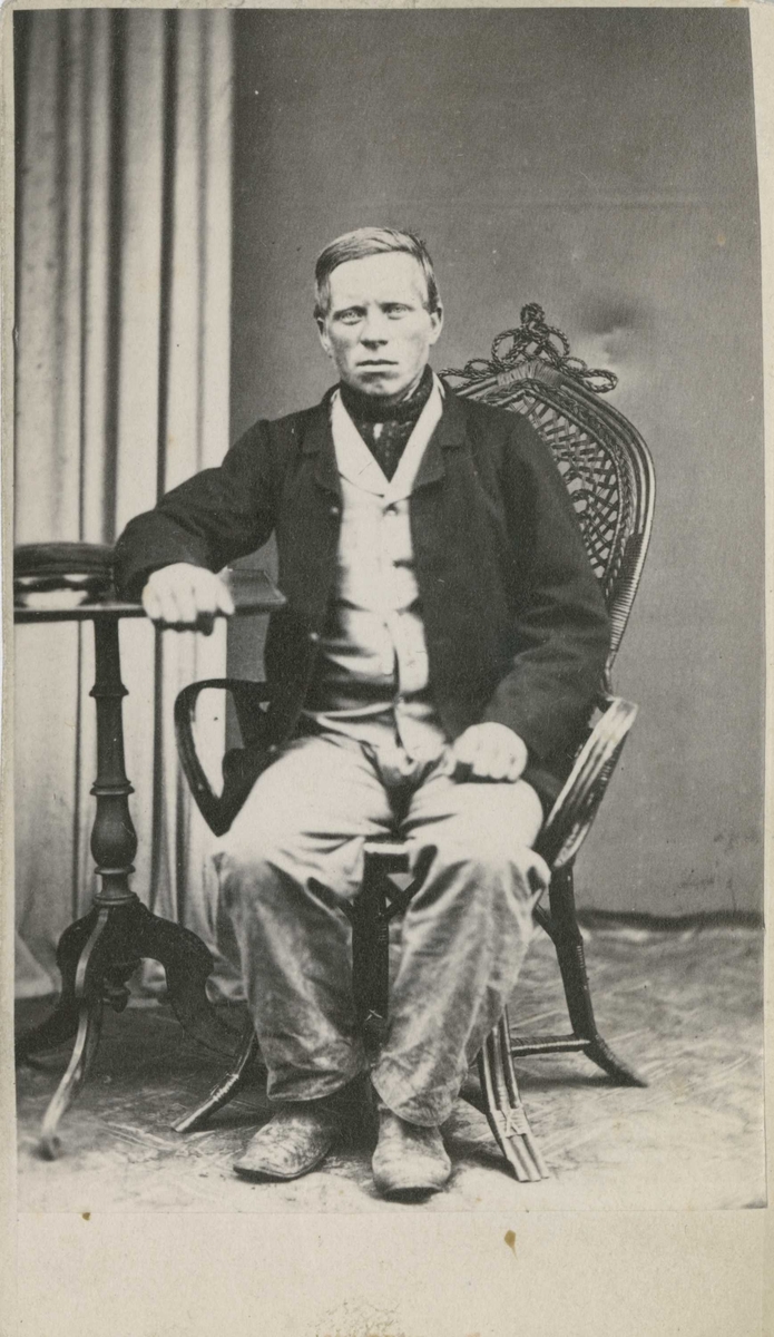 Fangeportrett. Johan Hansen, Drammen, arrestert i 1866 eller 1867, innsatt i distriktsfengslet i Hokksund for tyveri.