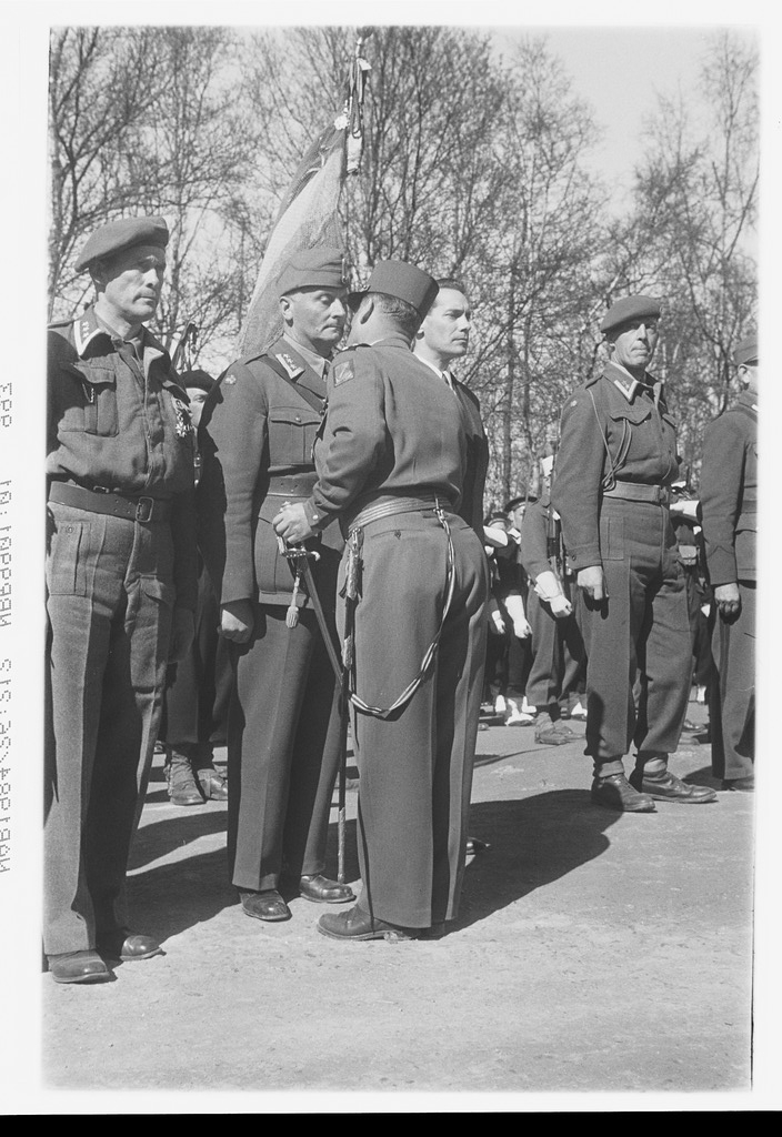 Tildeling av ordner og medaljer på Narvik-dagen, 28. mai, dagen da Narvik ble gjenerobret i 1940. Med ryggen til, den franske brigadegeneral Bethouarth Fra v: 1. oberst Arne Dagfin Dahl, sjef for Alta bataljonen 2. oberst Hyldmo. De to ble slått til riddere og fikk tildelt Æreslegionens stjerne og det franske krigskors med eikelauv (Croix de Guerre) og bleoffiser av Æresregionen.. 3. stortingsmann Broch, tidligere ordfører i Narvik som ble slått til ridder med stjerne.