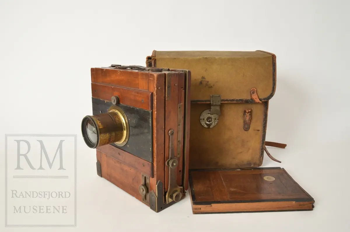 Samlingen består av fotoapparat med tilhørende studioutstyr og utstyr for glassplater. Tilhørende arkivmateriale etter Nielsen i Opplandsarkivet avd. Hadeland Folkemuseum.