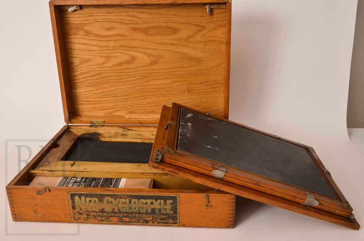 Samlingen består av fotoapparat med tilhørende studioutstyr og utstyr for glassplater. Tilhørende arkivmateriale etter Nielsen i Opplandsarkivet avd. Hadeland Folkemuseum.