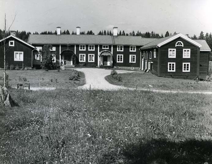 Gården Göras i Järvsö. Mitthuset har två ingångar med förstukvistar.