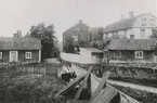 Bild från Pataholm omkring 1890. Huset längst till vänster är senare rivet. Det stora, vita huset till höger i bild har tillhört kapten Per Petersson, enligt Oscar Hullgren 