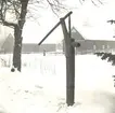 Nyebo brunn.
Pump av trä, använd vid hälsobrunnen.
