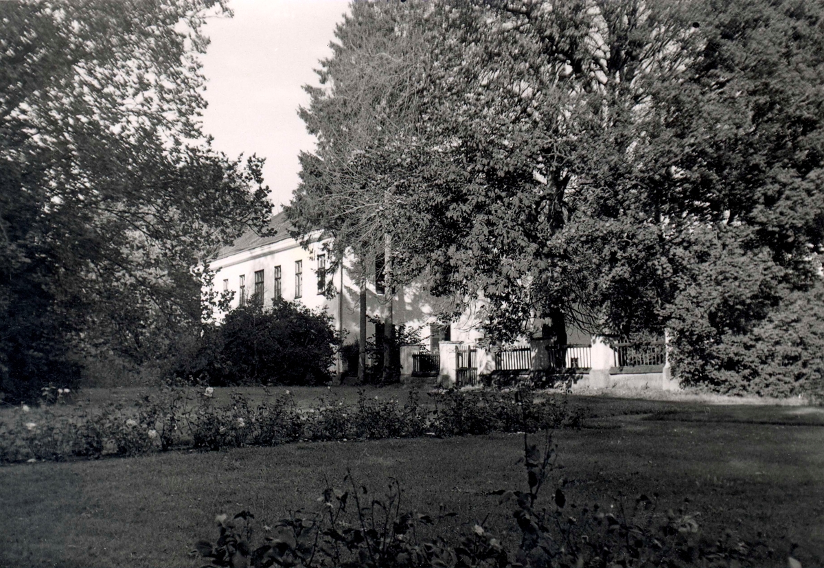 Manbyggnaden från parken.

Ottenby kungsgård är en herrgård i Mörbyl¥nga kommun.
Ottenbys nämns första gången i skrift år 1282. Under medeltiden omfattade Ottenby 19 gårdar och tillhörde Nydala kloster. Gårdarna drogs in av Gustav Vasa och gjordes till kungsladugård med schäferi och stuteri. Ett statligt stuteri för hästar till armén fanns 1831-1892. Även senare fortsattes stuteriverksamheten och många framgångsrika halvblodshästar föddes upp på Ottenby. Till kungsgårdens byggnader hör huvudbyggnaden med flyglar, ruiner av äldre uthusbyggnader, samt Karl X Gustafs mur, som begränsade kronans egendom mot norr och uppfördes 1654-55 för att stänga in de kungliga dovhjortarna i lunden.
Huvudbyggnaden uppfördes 1804 efter ritningar av hovintendent Carl Fredrik Sundvall. Det är en vitputsad stenbyggnad med valmat tak. Flygelbyggnaderna är uppförda i kalksten under slutet av 1700-talet.Sedan 1935 är Ottenby kungsgård ett statligt byggnadsminne. Gården ägs av Statens fastighetsverk. 

Källa Wikipedia 2009-10-23.