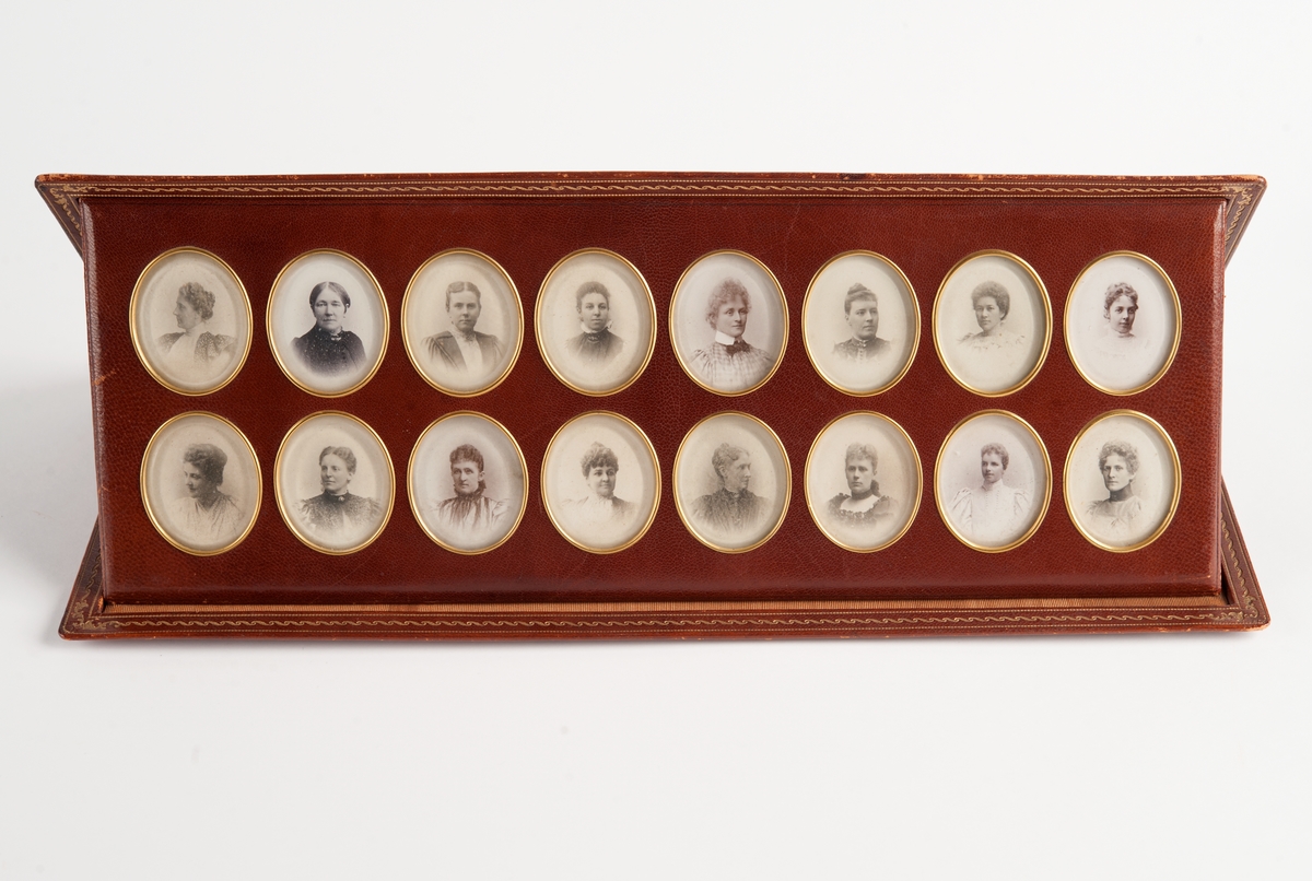 Läderetui med 16 medaljer med kvinnoporträtt i följande ordning (enligt maskinskrivet ark liggandes löst):
"Styrelsen för Kvinnoförbundet för Sveriges Sjöförsvar 1895-1897"
1. Amiralinnan Christersson
2. Fru Anna Wallenberg
3. Fru Coralie Elliot
4. Fru Landshöfdingsk. Emma Dyrssen, f. Fock
5. Fru Juel f. Björkman
6. Fru Hildegard Elliot f. Stråhle
7. Fru Ebba v. Eckerman f. Grevinnan v. Hallwyl
8. Fru Lannerstierna f. Almgren
9. Grevinnan Lotten Hamilton f. Beck-Friis
10. Fru Charlotte Wessäll f. Lewnhaupt
11. (tomt)
12. Fru Ida Carlstedt
13. (tomt)
14. Fru Wrangel f. Hallberg
15. Friherrinnan Ingeborg Hermelin f. Strömberg
16. (tomt)