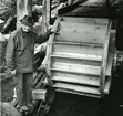 En av dem som idéellt byggde nya vattenhjulet i Trolldalen. Överfallshjul som förr, september 1960.
