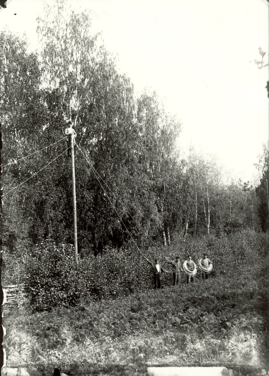 Arbete med dragning av telefonledning 1911.