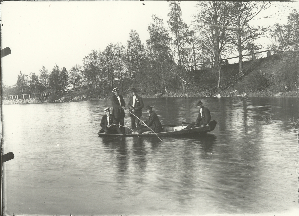 Bilden visar Axel Karlssons båtutflykt, Virvhult 1918.