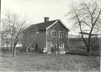 En familj utanför sitt hus i Hagarum 1921.