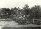 Familj avporträtterad på  en gård i Sanneholm 1924