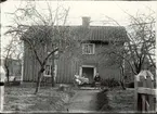 Ett bostadshus i Hagarum 1921. Förmodligen är det familjen som sitter utanför.