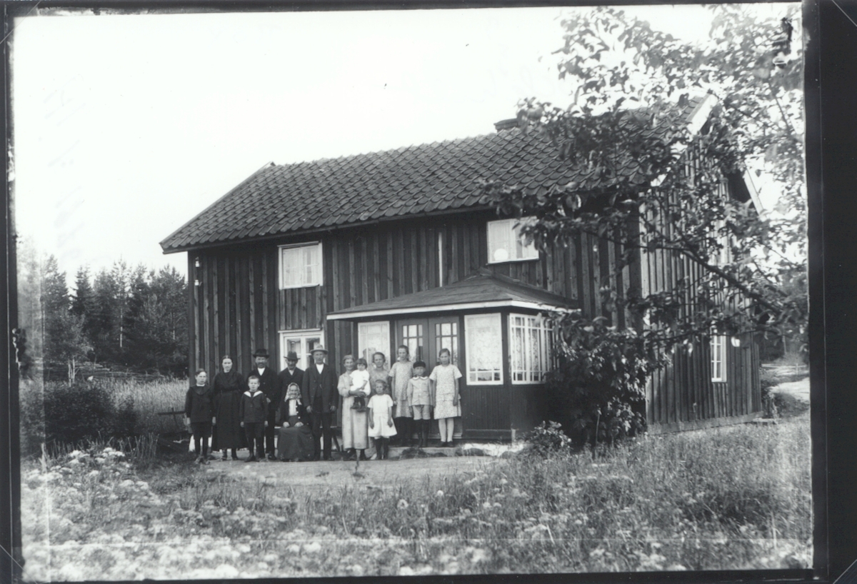 Familj utanför ett hus i Bockshult. Bockshult stavades under en period Boxhult även Bockhult förekommer.