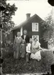 Familj utanför sitt hem i Nabben 1932.