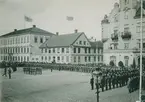 Kungliga Kalmar regementes 300-årsjubileum, 1923. Från invigningen av Kalmar Regementes minnessten i Stadsparken. Paraden ställer upp på Stortorget.