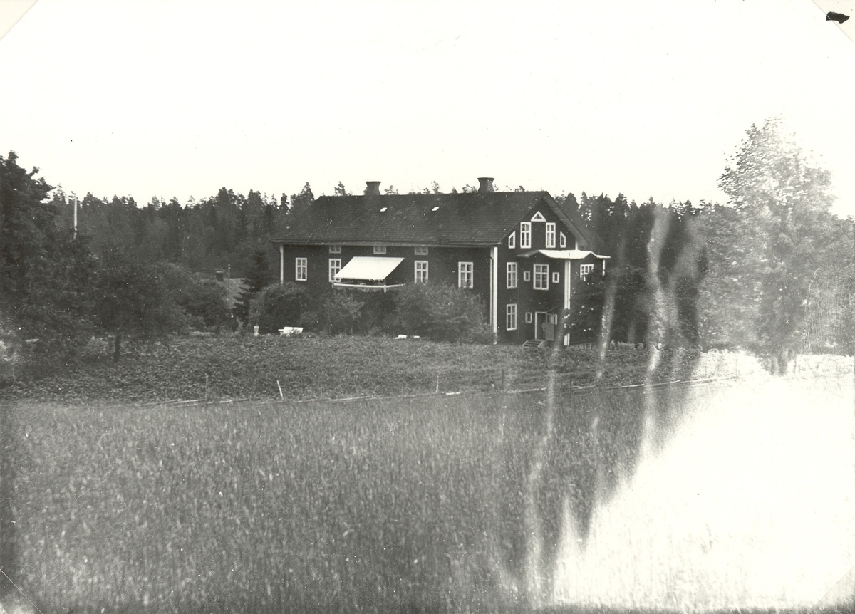 Hjorteds gamla ålderdomshem från 1/8 1908. 1952 flyttade det till Sundsgården i Hjorted. Detta hus övertogs då av civilförsvaret som använde det till förråd tills det blev övningsobjekt för brandkåren på 1970-talet.