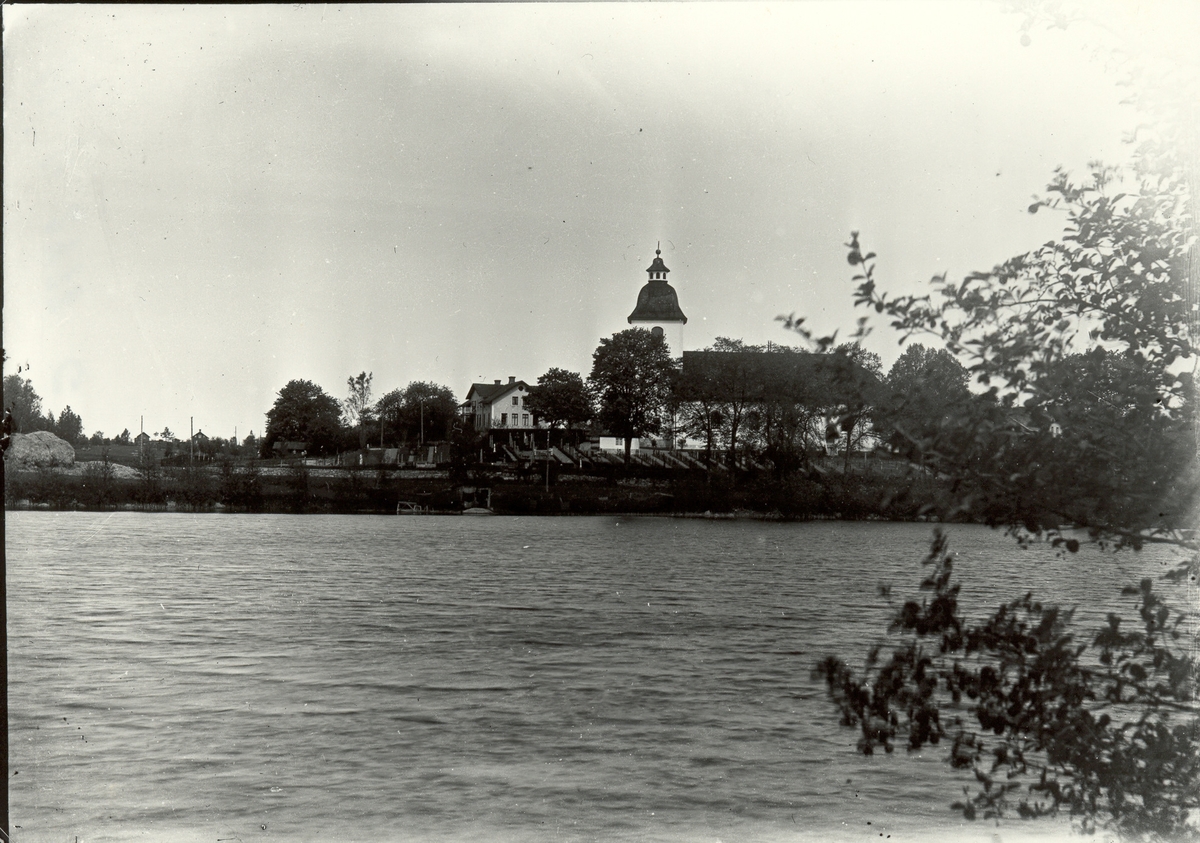 Hjorteds kyrka med sjön Hjorten i förgrunden.