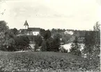 Hjorteds kyrka och sjön Hjorten.