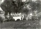 Här håller hushållningssällskapet spinnkurs med medlemmar från Västervik 1935.