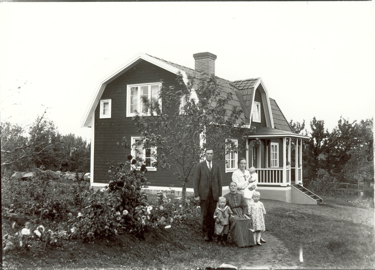Familjen Carlsson utanför sitt hem i Åselid, Hjorted.