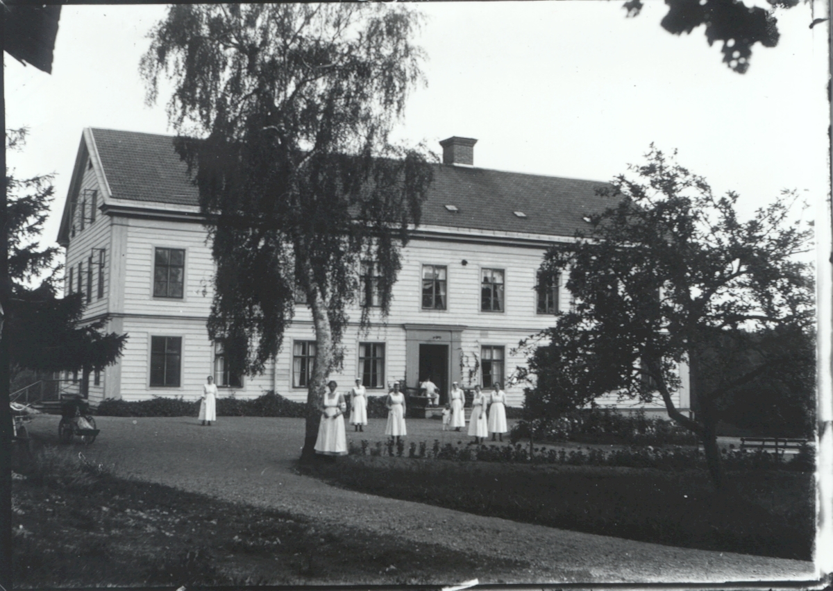 Personal utanför sjukhemmet i Hjorted mitt emot skolhuset/församlingshemmet.