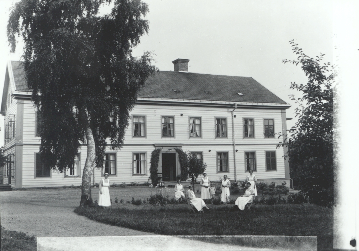 Sjukvårdpersonalen framför Sjukhemmet som låg mittemot Hjorted kyrka 1925.