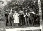 Slåtterfolk i Lybäck.
Från vänster Martin Rodin, Kantor, Rodins far, Elin Svensson, Hjalmar Gustavsson, Oskar Vipa(?) och Dahlqvist.