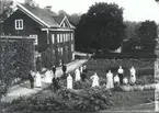 Fotografiet är taget ifrån handelsträdgården som man även skymtar på högersidan. Byggnaden till vänster är smedbostaden och i bakgrunden ser man landsvägen och brukssjön. Både smedbostaden och handelsträdgården är idag rivna.