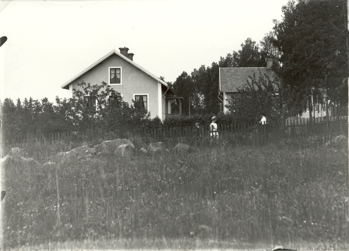 Stämshult skola 1911. Till vänster storskolan, i bakgrunden småskolan. Skolan lades ned 1953.