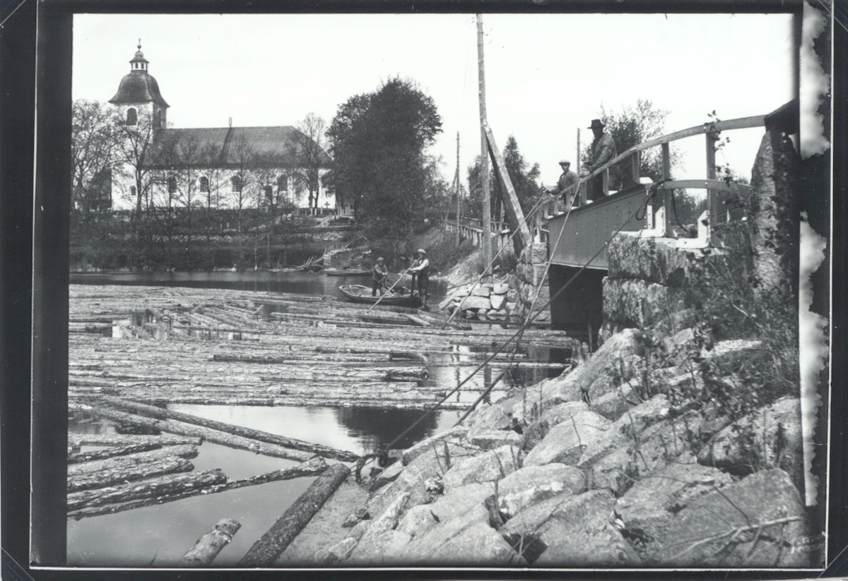 Sundsbro flottarlag 1916 under arbete invid Hjorteds kyrka.