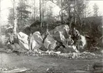 Sönderdelning av ett stort flyttblock med anledning av ett vägbygge 1932.