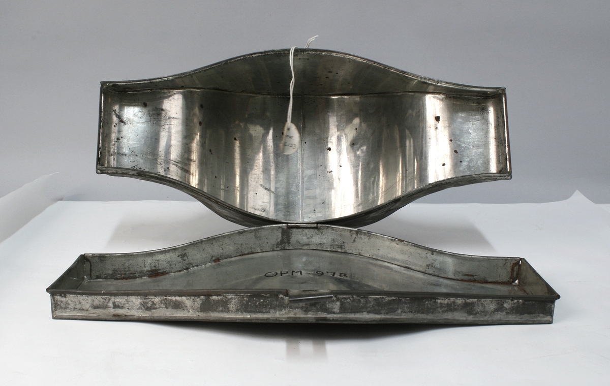 Hatten har nasjonalkokarde, krampe og besetning av possementsarbeid i gull.