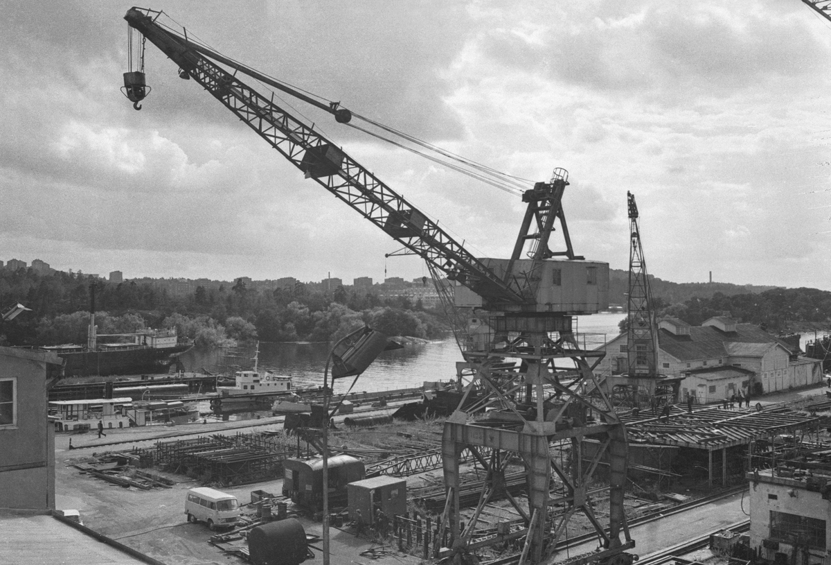 Ekensbergs varv 1970. Varvsområdet sett mot sydväst, mot Mörtviken och Rävudden. T v kan urskiljas bogserbåten BRAGE (urspr. LINGARÖ), passagerarfartyget EJDERN och pråmen MONARK (urspr. lastångfartyget MASILIA).