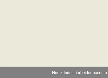 Knivstell laget av Halvor Torjussen Lurås. Skaftet er rett og laget av bjørk. Slira er laget av lær og er rett  i formen. 