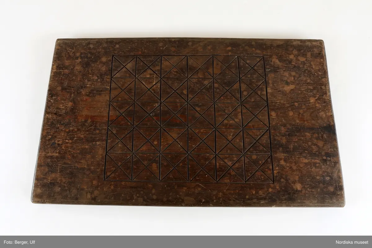 Dablospel, ett samiskt brädspel för två spelare, med 64 spelpjäser i form av en kung, en prins och ett stort antal soldater eller bönder.